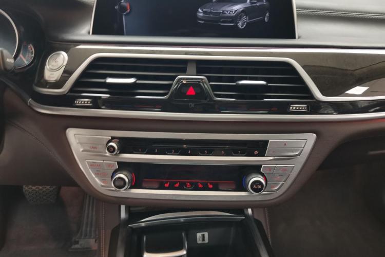 宝马7系 2016款 740Li 领先型中控内饰7007