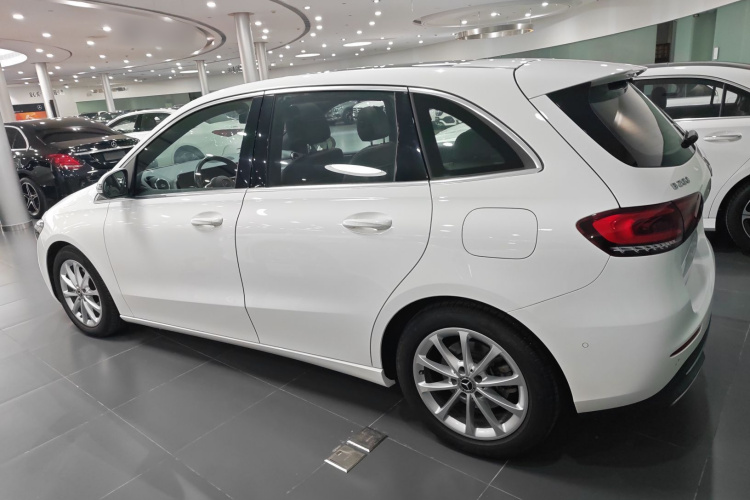 奔驰B级 2022款 改款二 B 200 时尚型车身外观4