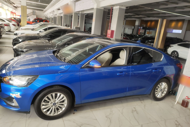 福特 福克斯 2021款 三厢 EcoBoost 180 自动锋潮型车身外观4