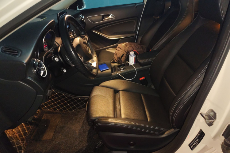 奔驰GLA 2019款 GLA 200 动感型中控内饰19