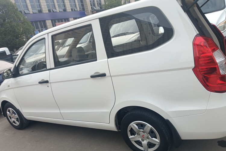 五菱汽车 五菱宏光 2020款 1.2L S基本型国VI LSI车身外观4