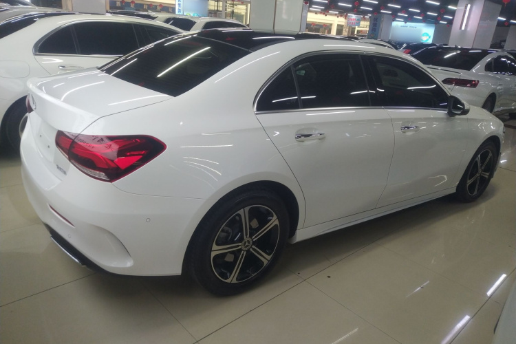 奔驰A级 2022款 改款三 A 200 L 运动轿车时尚型车身外观7