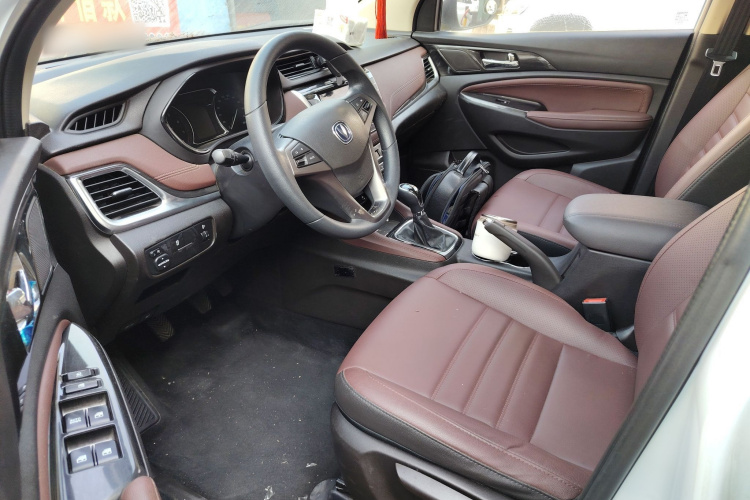 长安 凌轩 2017款 1.6L 手动幸福型中控内饰19