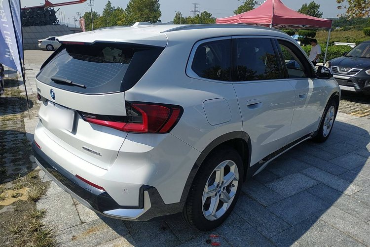 宝马iX1 2023款 eDrive25L X设计套装车身外观6005