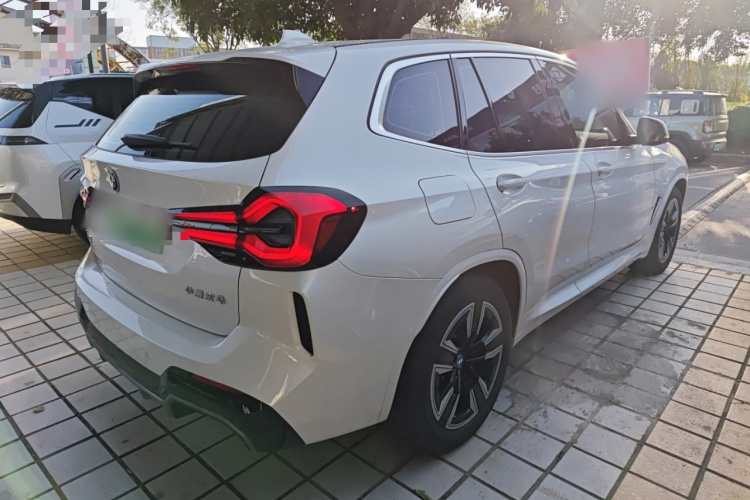 宝马iX3 2024款 领先型车身外观7