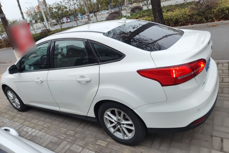 福特 福克斯 2017款 三厢 1.6L 自动风尚型智行版车身外观4