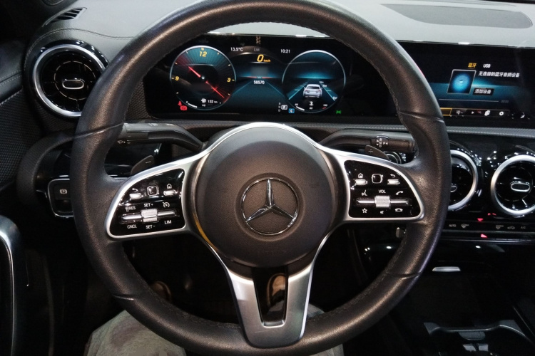 奔驰A级 2021款 改款 A 180 L 运动轿车中控内饰13