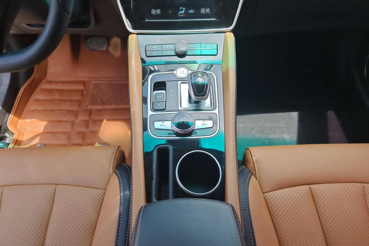 比亚迪 秦新能源 2017款 1.5T 尊贵型中控内饰7006