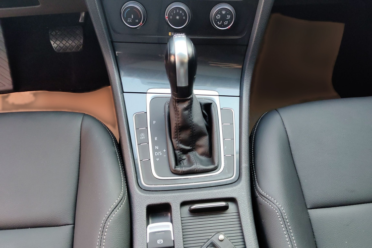 大众 高尔夫 2020款 200TSI DSG舒适进取版局部细节18