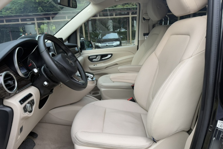 奔驰V级 2016款 V 260 领航版中控内饰7011