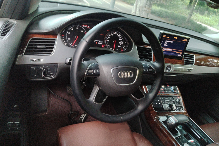 奥迪A8 2013款 A8L 30 FSI 舒适型中控内饰13