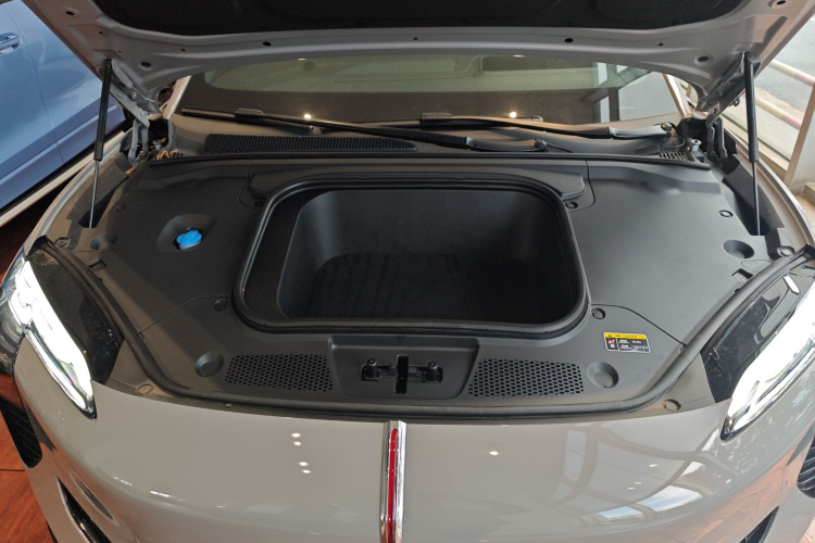 红旗EH7 2025款 640 四驱 智选版机舱底盘24