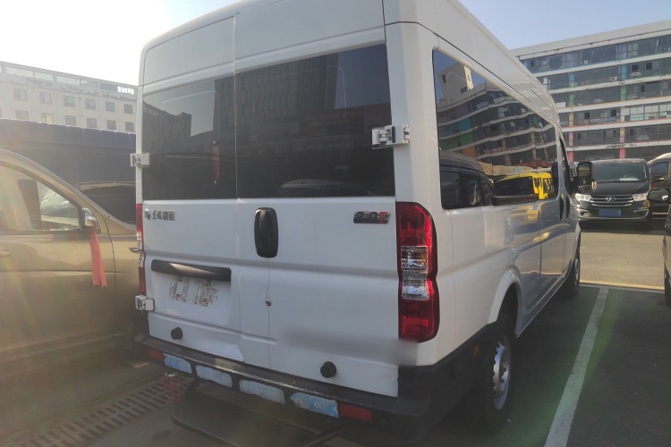 东风御风 御风 2021款 2.0T动力王前驱物流车长轴中顶6-9座国VI ZD20车身外观6004