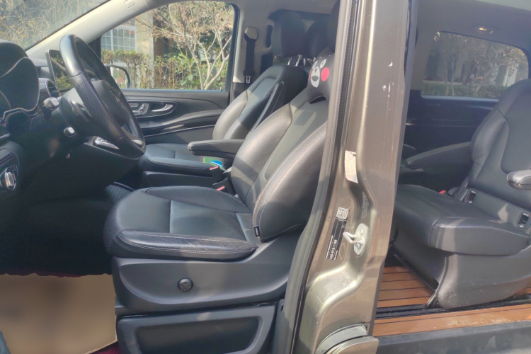 奔驰V级 2017款 V 260 领航版中控内饰19