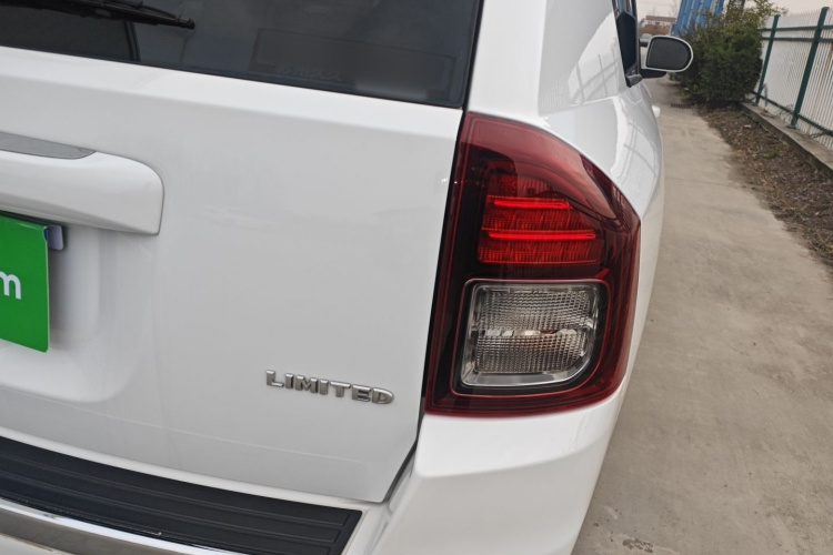 Jeep 指南者(进口) 2014款 改款 2.4L 四驱豪华导航版车身外观9