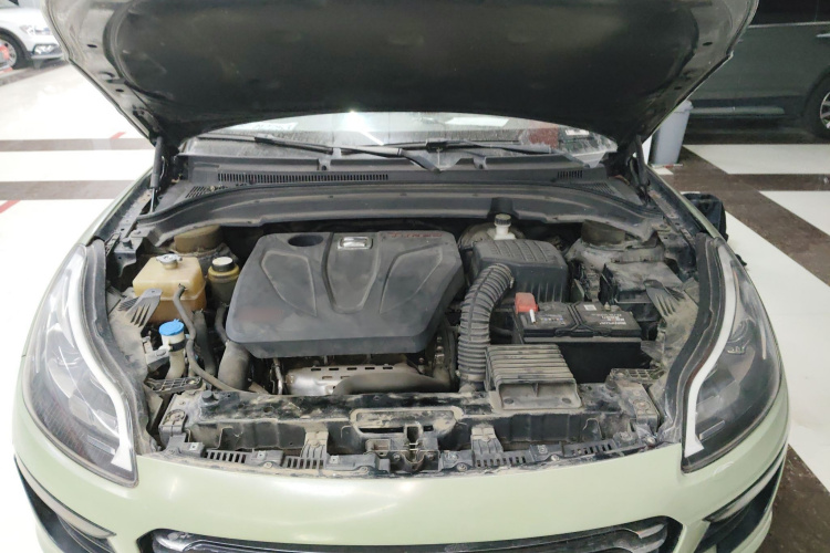 众泰SR9 2017款 2.0T 手动极致之光版机舱底盘24