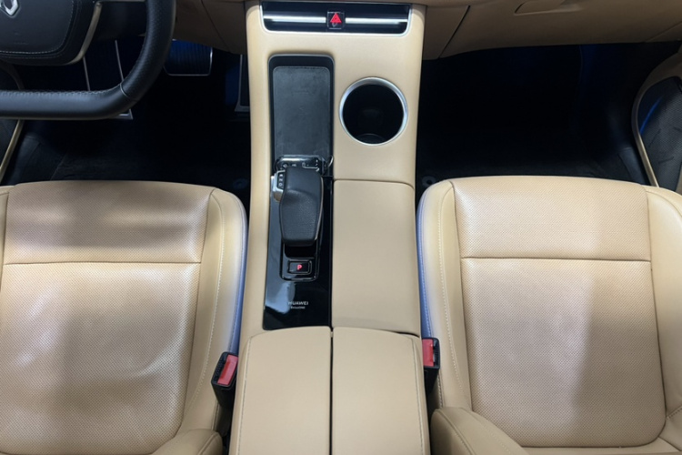 鸿蒙智行 问界M5 2022款 增程四驱性能版中控内饰7009