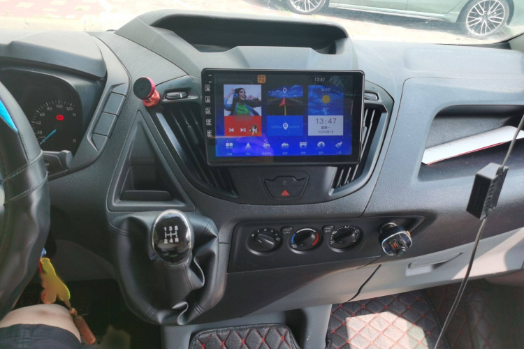 福特 全顺 2020款 2.0T汽油多功能商用车中轴低顶上掀尾门国VI局部细节16