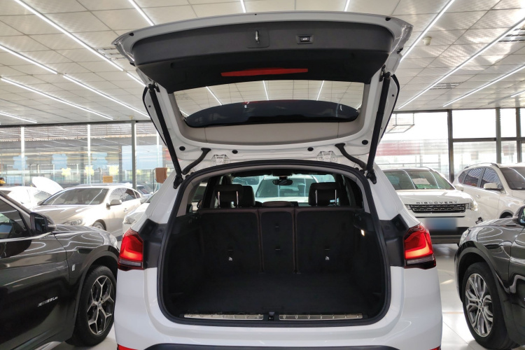 宝马X1 2021款 sDrive20Li 时尚型机舱底盘23