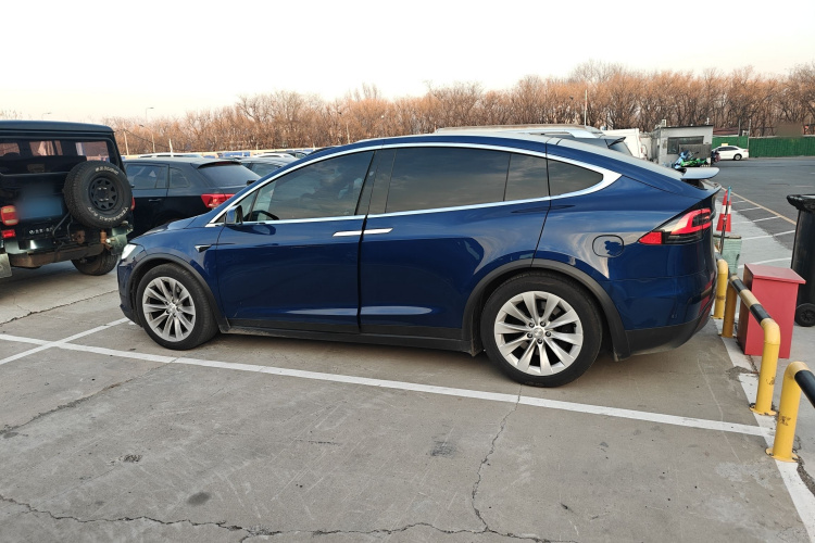 特斯拉 Model X 2019款 长续航版车身外观4