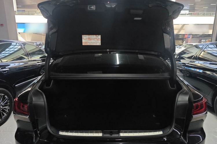 雷克萨斯LS 2020款 500h 卓越版 国VI机舱底盘23