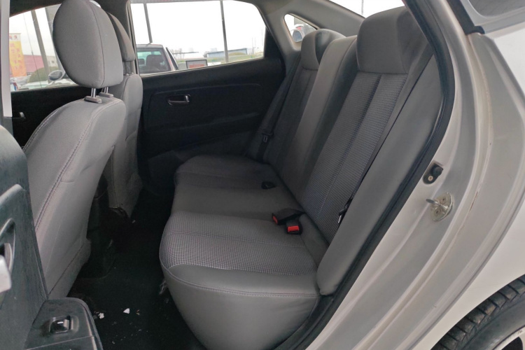 现代 悦动 2015款 1.6L 手动舒适型中控内饰21