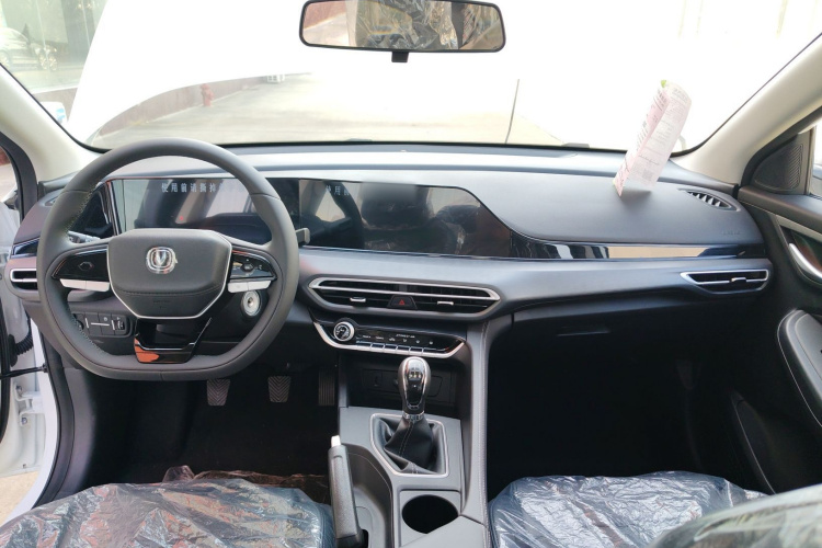 长安 逸动 2025款 PLUS 1.5L 手动豪华版中控内饰12