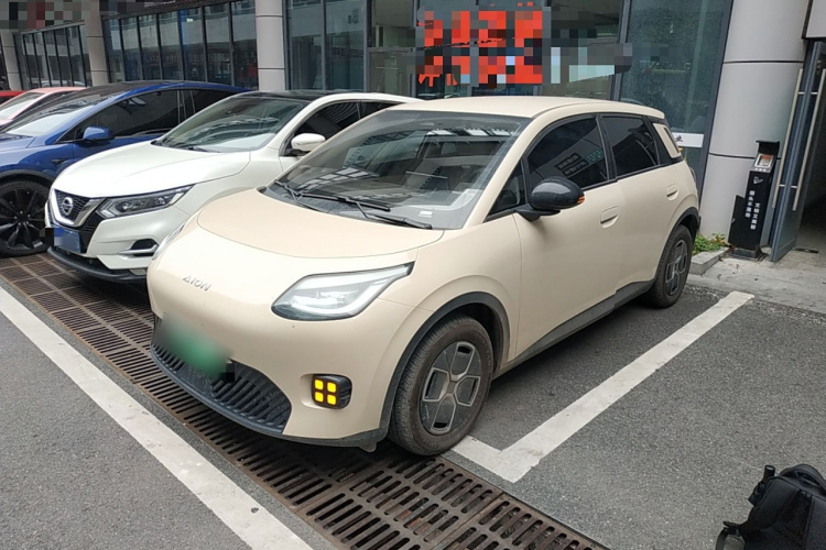 埃安 AION UT 2025款 330星辉版车身外观1