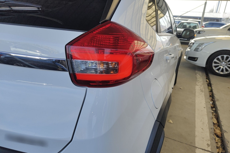 奇瑞 瑞虎3X 2018款 1.5L 自动精英版车身外观9