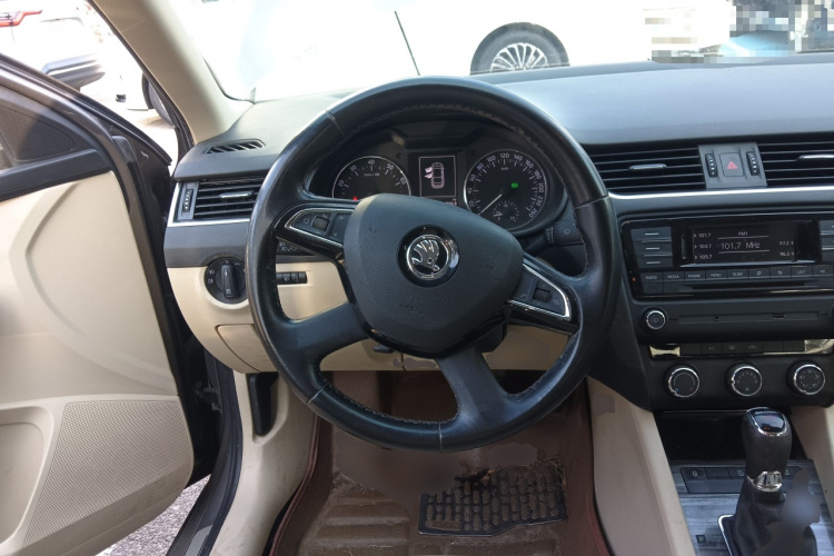 斯柯达 明锐 2015款 1.6L 自动逸俊版中控内饰13