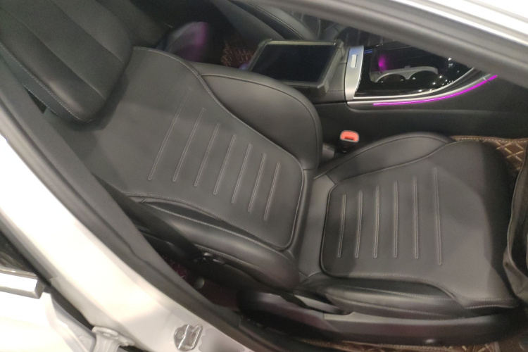 奔驰C级 2023款 C 260 L 运动版局部细节41