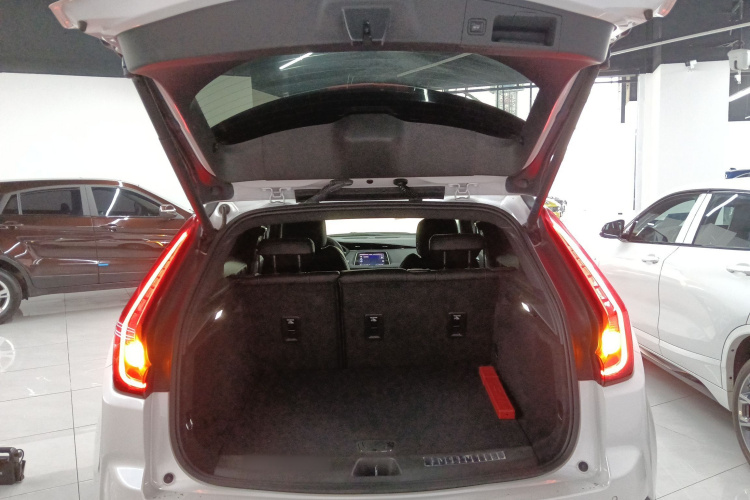 凯迪拉克XT4 2021款 28T 两驱领先型机舱底盘23