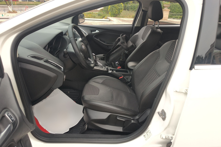 福特 福克斯 2018款 三厢经典 EcoBoost 180 自动精英型中控内饰19