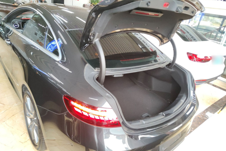 奔驰E级(进口) 2023款 改款 E 260 轿跑车机舱底盘23