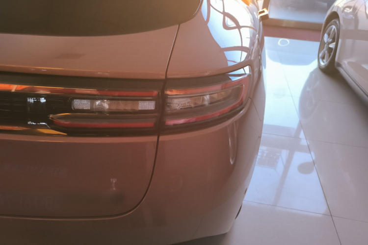 鸿蒙智行 问界M5 2023款 纯电四驱智驾版车身外观9