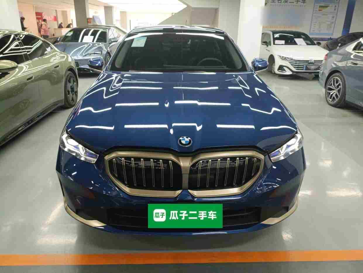 沈阳二手宝马5系2024款，超3米1轴距，家用能省多少油钱？