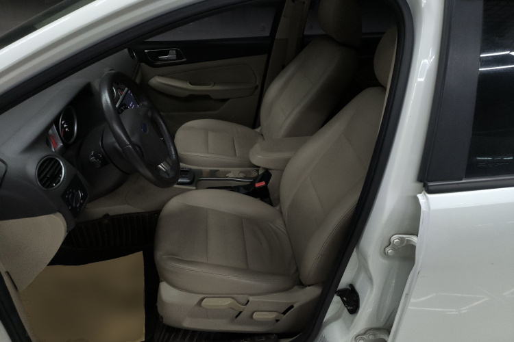 福特 福克斯 2013款 两厢经典 1.8L 自动时尚型中控内饰19