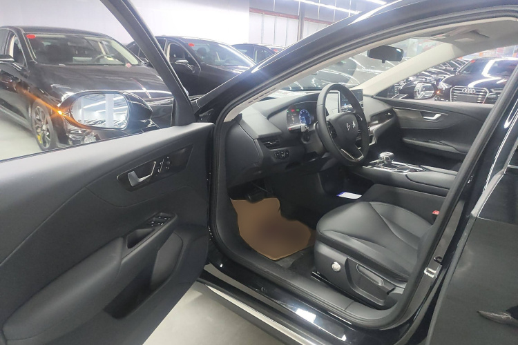 红旗E-QM5 2022款 431km 充电乐享版中控内饰7003