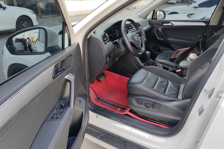 大众 途观L 2020款 330TSI 自动两驱智动豪华版 国VI中控内饰20