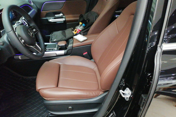 奔驰GLB 2023款 GLB 220 动感型中控内饰19