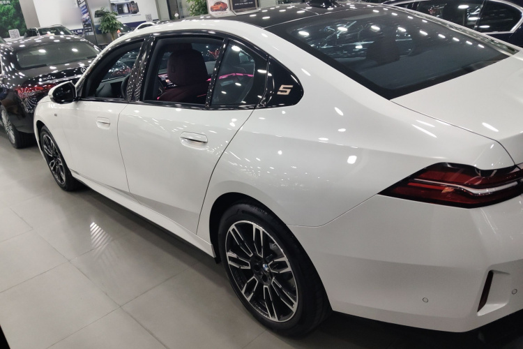 宝马5系 2024款 530Li 领先型 M运动套装车身外观4