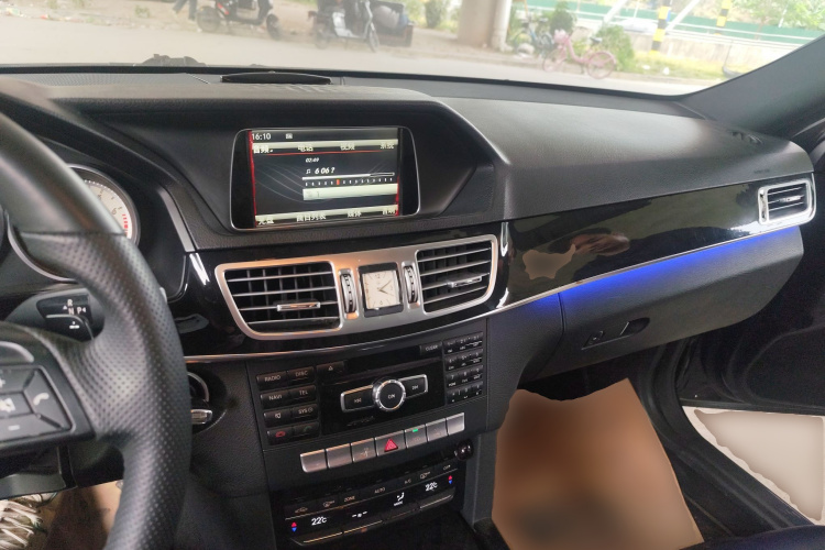 奔驰E级 2014款 改款 E 260 L 运动型中控内饰12
