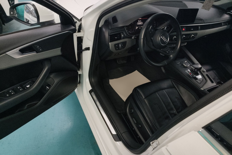 奥迪A4L 2018款 30周年年型 30 TFSI 进取型中控内饰20