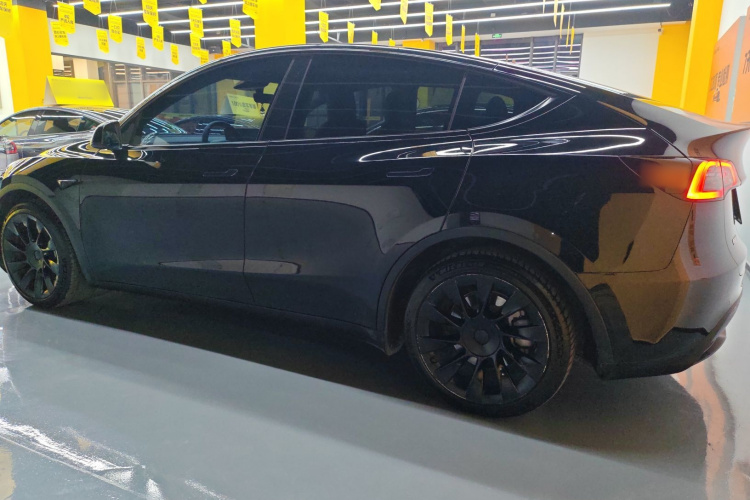 特斯拉 Model Y 2021款 标准续航后驱版车身外观4