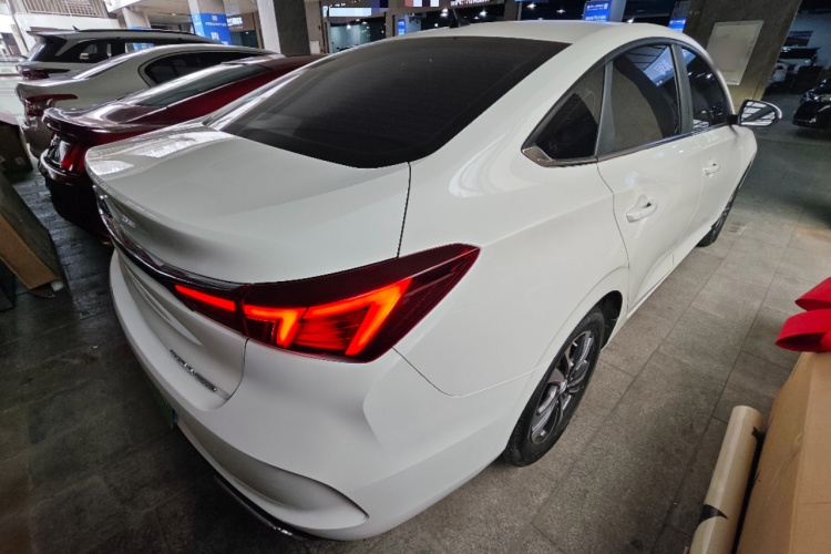 长安 逸动 2020款 PLUS 百万版 1.6L GDI CVT豪华型车身外观7
