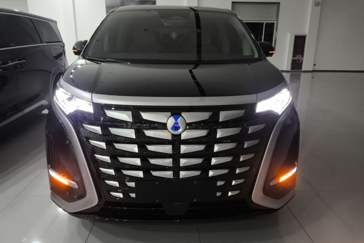 腾势D9 2022款 DM-i 970 四驱尊荣型车身外观2