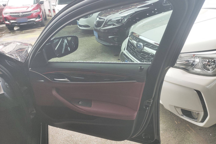 宝马5系 2022款 改款 525Li 豪华套装中控内饰7005