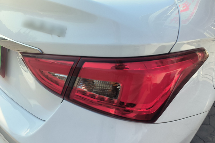 奇瑞 艾瑞泽5 2017款 1.5L 手动领潮版车身外观9