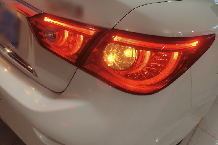 英菲尼迪Q50 2014款 3.7L 舒适版车身外观9