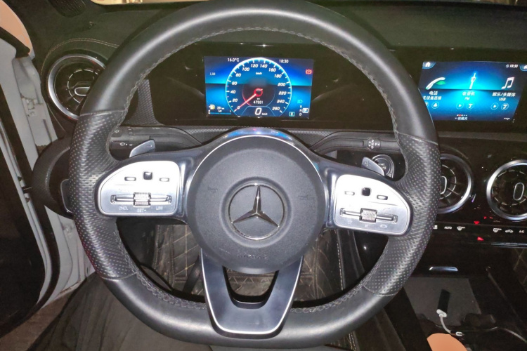 奔驰A级 2020款 A 180 L 运动轿车中控内饰13